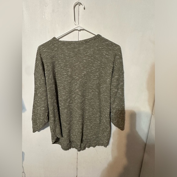 No Boundaries Green Large Top - Picture 2 of 3